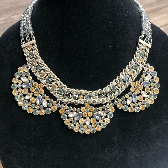 2/$30 Green Gold sparkly beaded necklace - Picture 3 of 7